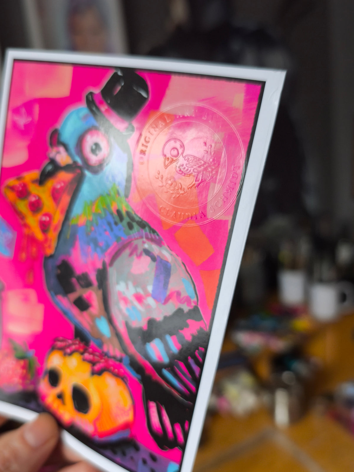 Detail der Pizza-Tauben-Postkarte mit dem geprägten Künstlerstempel von Paintranger