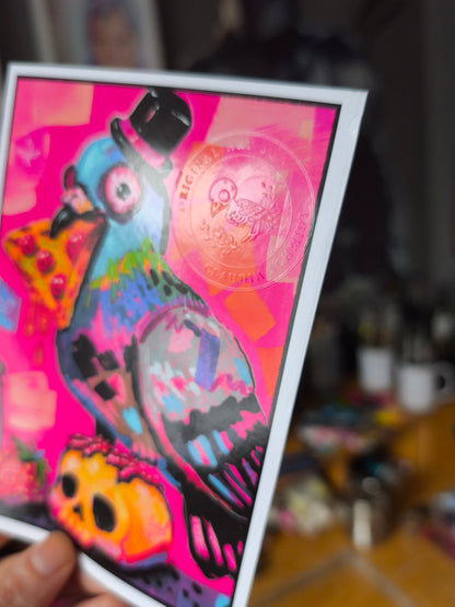 Detail der Pizza-Tauben-Postkarte mit dem geprägten Künstlerstempel von Paintranger