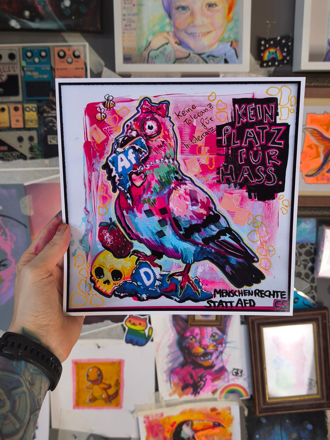 Rosa gegen Rechts Print in der Hand im Paintranger Atelier