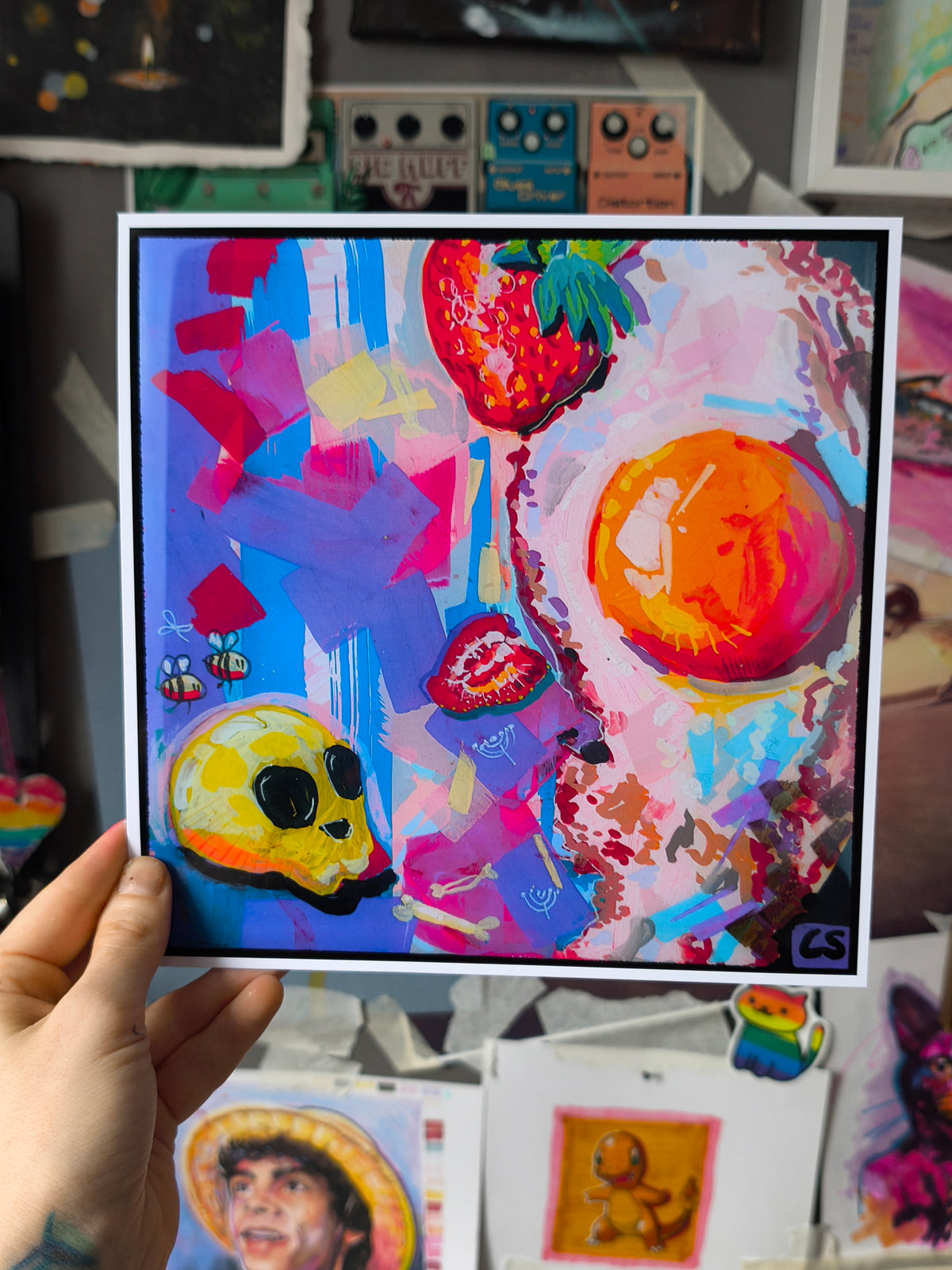 Fried Egg handsignierter Kunstdruck in der Hand gehalten zur Größenansicht, buntes surreales Candy-Decay-Kunstwerk von Paintranger
